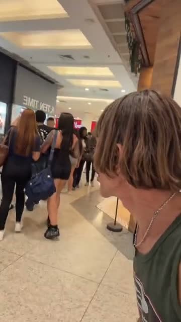 Cena do personagem no shopping